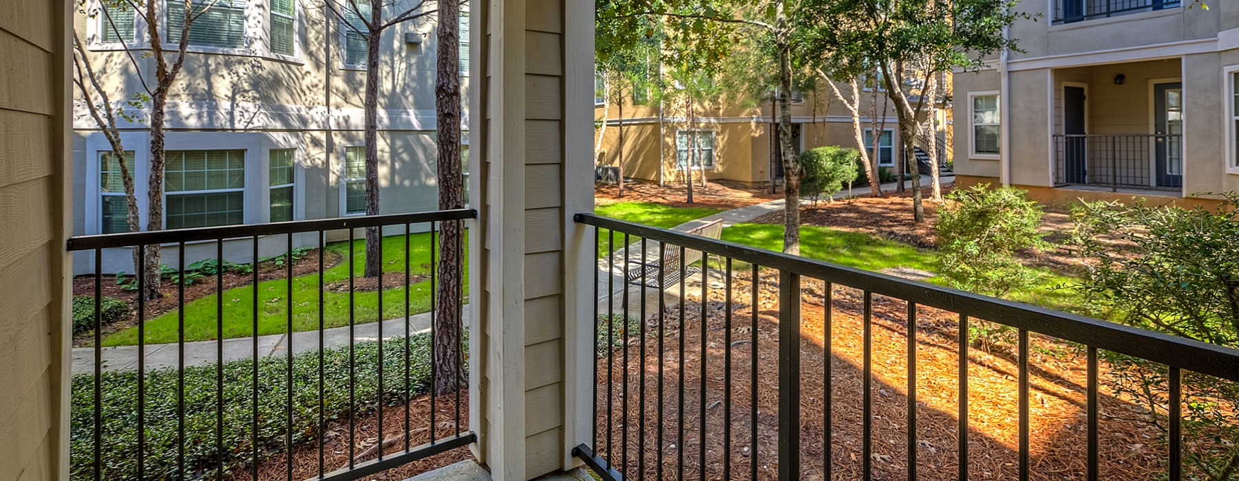 patio with view of walkway through the retreat apartments